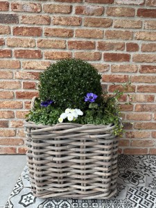 Kwadratowy kosz z grubego ratanu z uchwytami 50x50x45